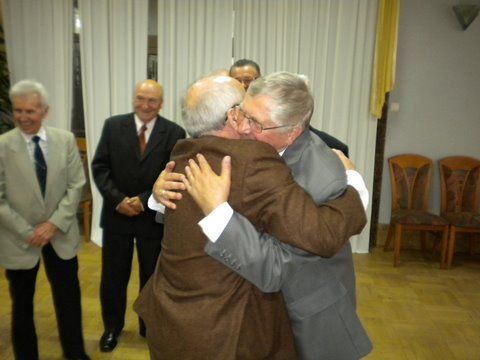 Serdeczne powitanie podczas zjazdu wychowanków prof. Jerzego Dobrzyńskiego, Rembertów 2011