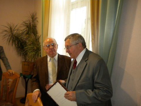 Franciszek Suwała wręcza prof. Jerzemu Dobrzyńskiemu pamiątkę z Gdańska