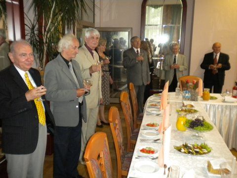 Koledzy dyrygenci podczas toastu na zjeździe w Rembertowie 2011